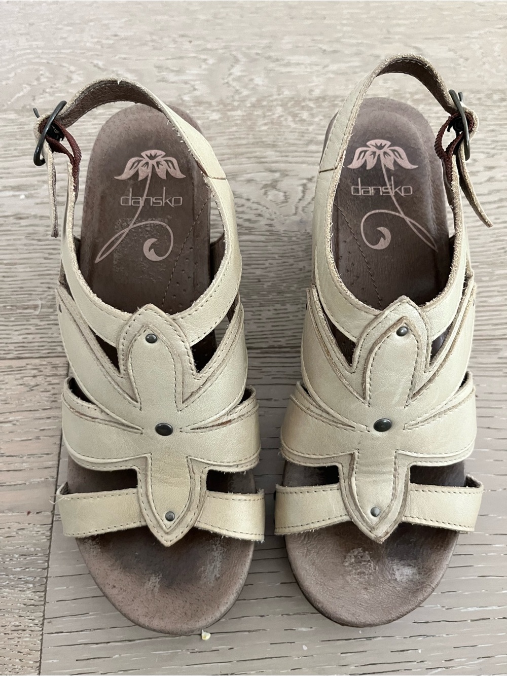 Dansko Beige Tan Nina Floral Cutout Clog Sandals Sz 7.5 / 38 - Picture 4 of 7